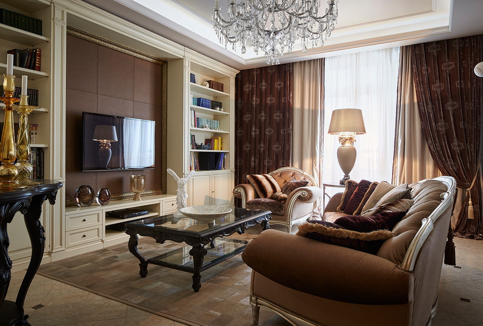 Üç odalı bir dairenin oturma odasında neoklasik mobilyalar