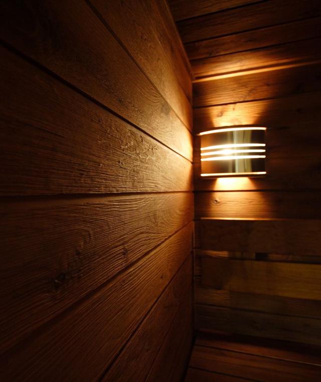 Lampa specială pe peretele de lemn al saunei