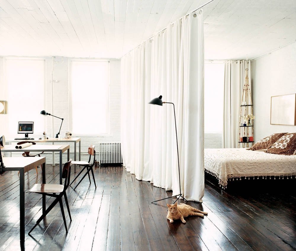 Yatak odası-oturma odasının tavanında beyaz perde