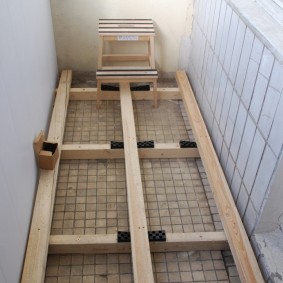 Το ξύλινο πάτωμα για τη σάουνα στο μπαλκόνι
