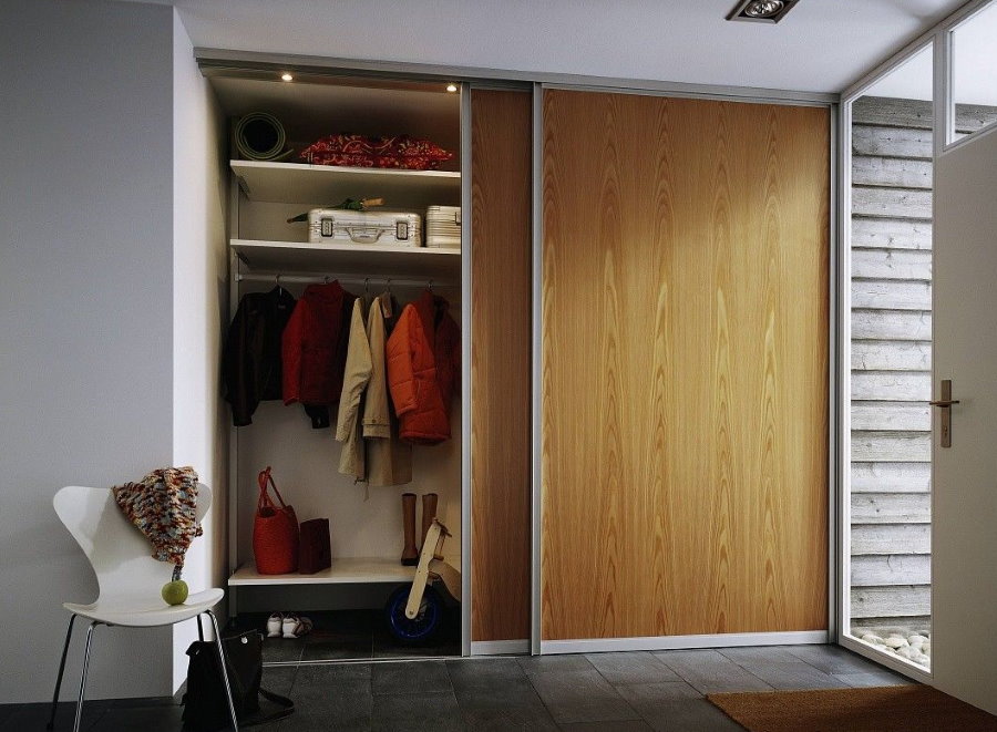 Built-in wardrobe with sliding doors