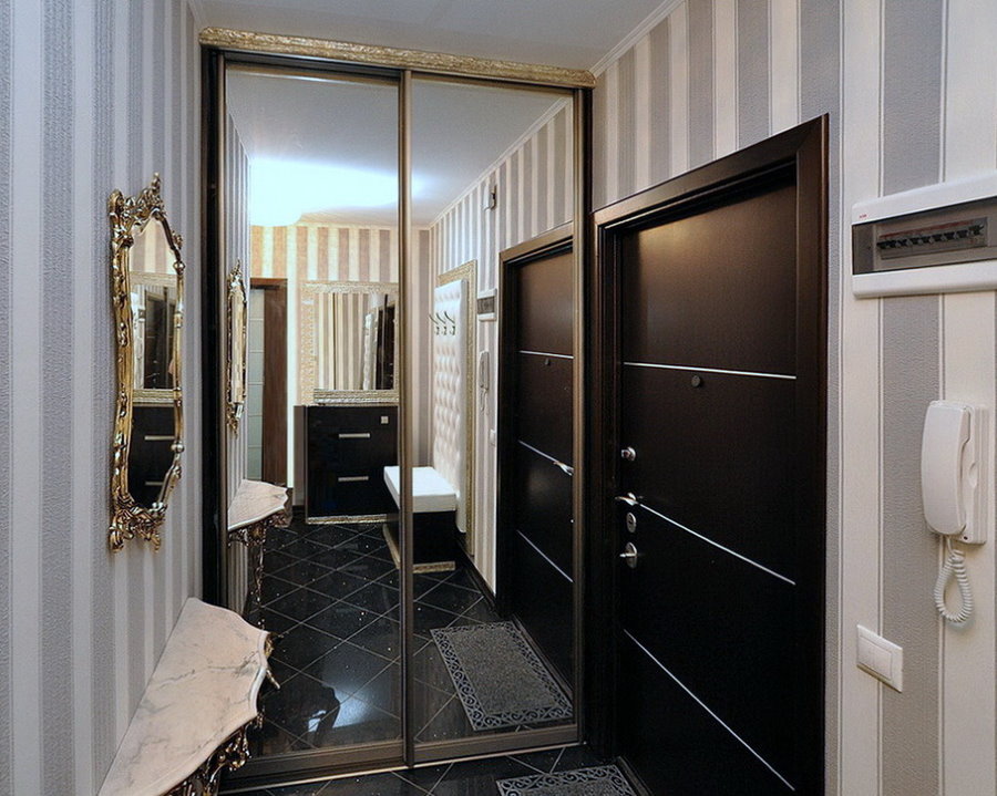 Armoire à miroir dans un petit couloir