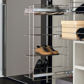 Convenient retractable shoe rack