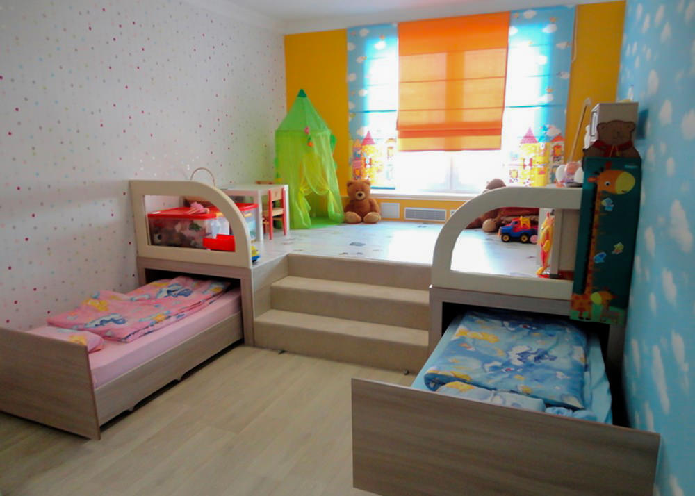 Izvelkamās gultas viendzimuma bērnu guļamistabā
