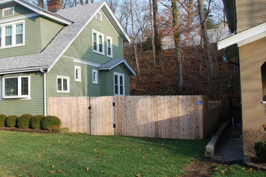 Komşu evler arasında ahşap çit