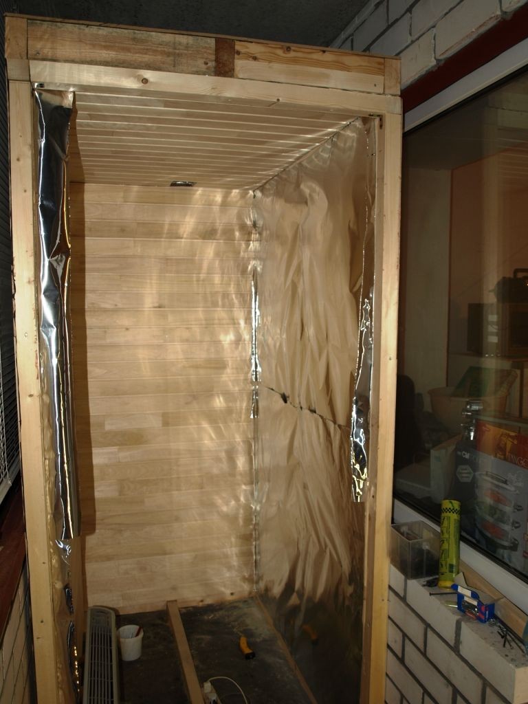 Folha de material na parede da sauna loggia