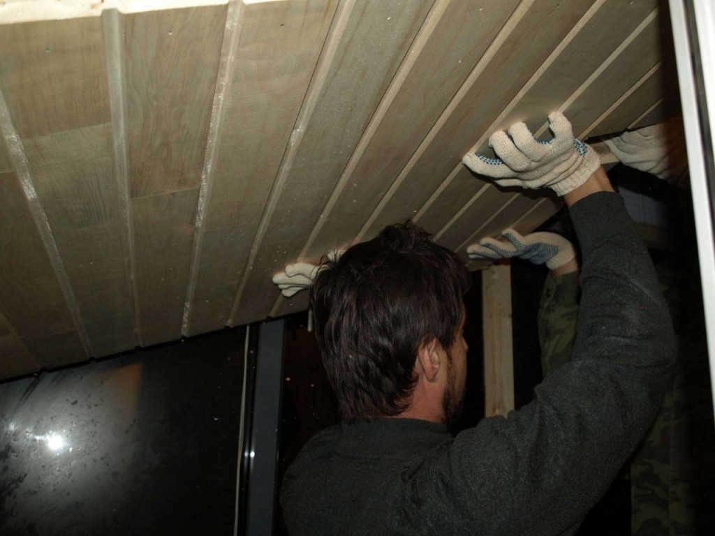 Bricolaje que fija el bloque de techo en la sauna del apartamento