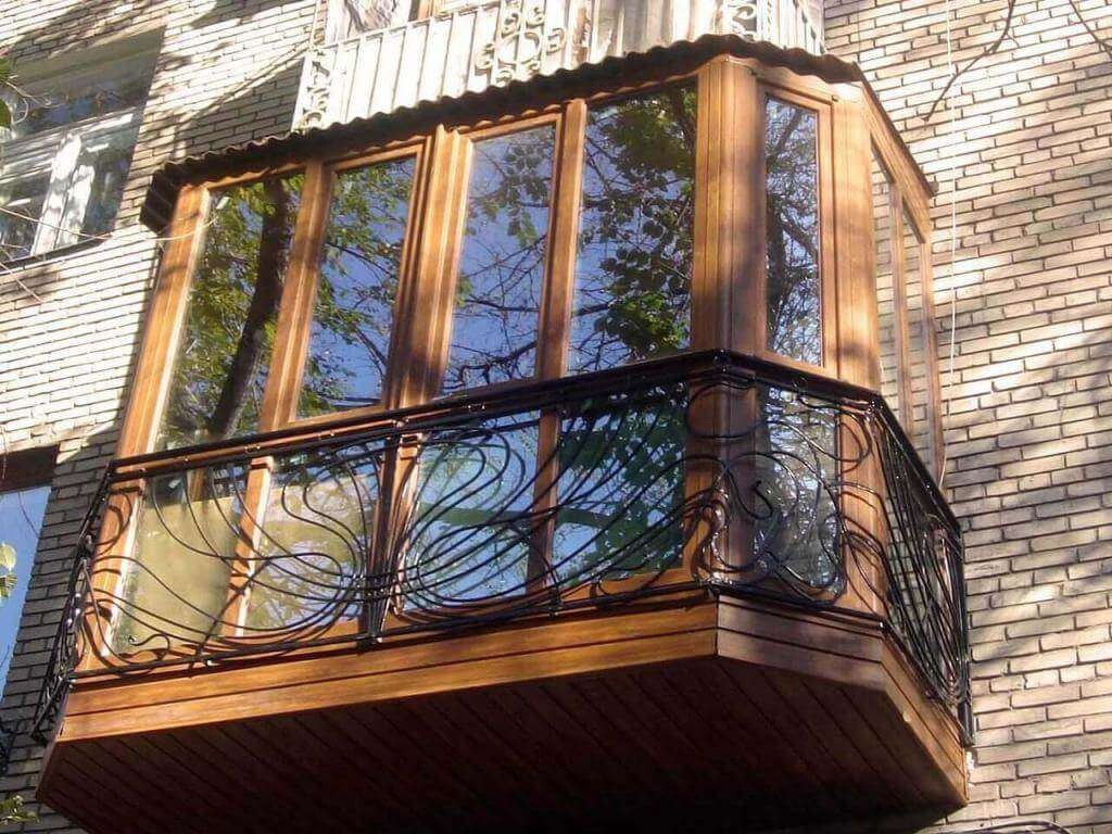 Bir tuğla ev daire cam ahşap balkon