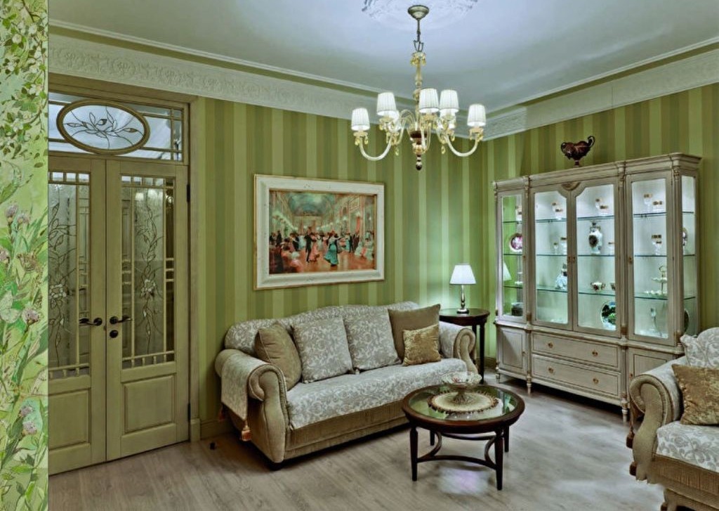 Giấy dán tường màu xanh lá cây trong phòng khách cổ điển