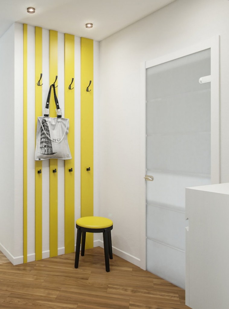 Cintre jaune sur le mur blanc du couloir