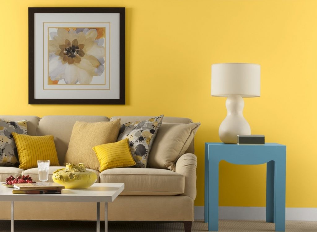 Dīvāns viesistabā ar dzeltenām tapetēm