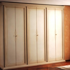 armario con puertas batientes en el pasillo ideas de diseño