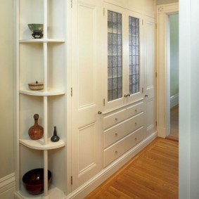 armario con puertas batientes a la decoración del pasillo photo