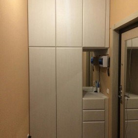 armário com portas de batente para o corredor