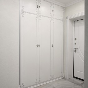 armari amb portes articulades al rebedor