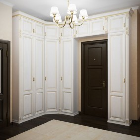 skříňka se sklopnými dveřmi do fotografie na chodbě