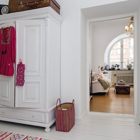 гардероб с шарнирни врати към фото дизайн на коридора