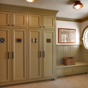 ντουλάπι με αρθρωτές πόρτες στη φωτογραφία σχεδιασμού στο διάδρομο